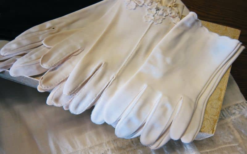 Spiritual Meaning of White Gloves